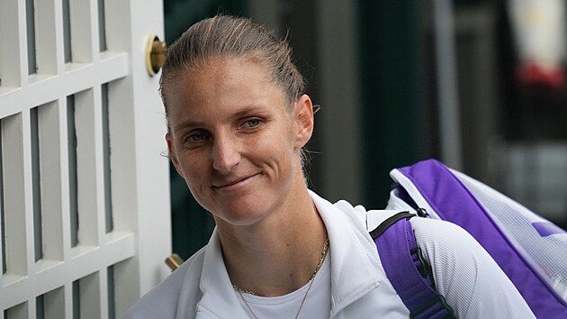 Karolína Plíšková s úsměvem opouští kurtu po vítězství v semifinále Wimbledonu.