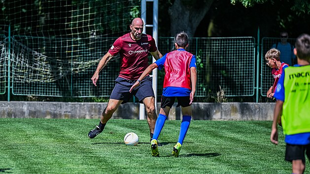 Jan Koller trnuje se ky Livesport fotbalov koly Petra echa.