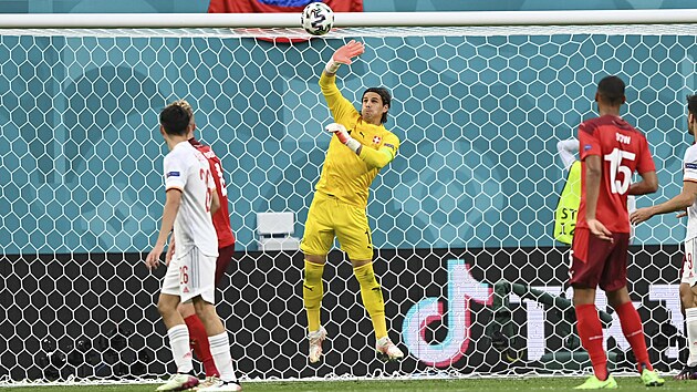 vcarsk glman Yann Sommer vyr stelu v utkn proti panlsku.