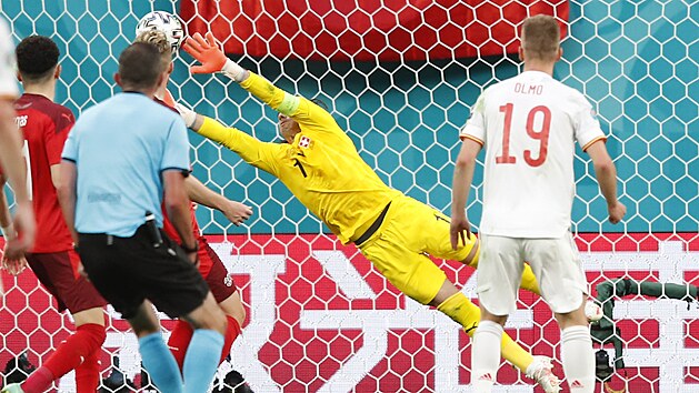 Yann Sommer (vcarsko) zasahuje v utkn proti panlsku.