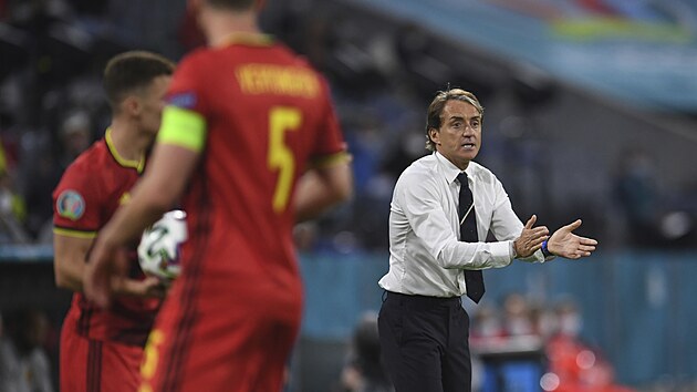Italsk trenr Roberto Mancini povzbuzuje sv svence bhem tvrtfinlovho zpasu proti Belgii.