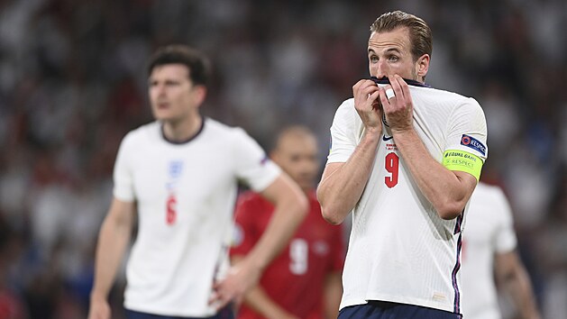 Anglick kapitn Harry Kane se schovv do dresu.