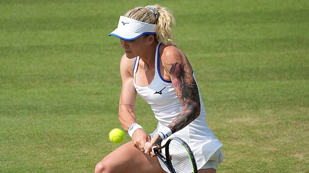 Tereza Martincová returnuje v zápase třetího kola Wimbledonu proti Karolíně Plíškové.