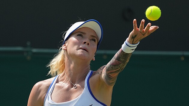 Tereza Martincová servíruje v zápase třetího kola Wimbledonu.