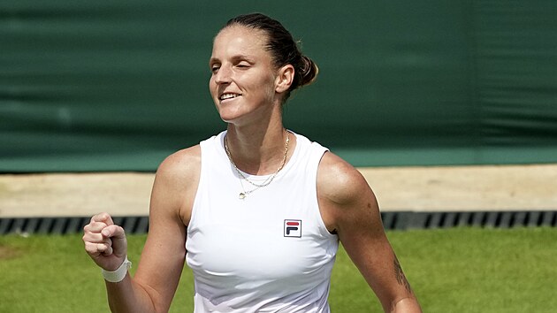 Karolína Plíšková se raduje z vítězství nad krajankou Terezou Martincovou ve třetím kole Wimbledonu.