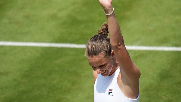 Karolína Plíšková se raduje z postupu do osmifinále Wimbledonu.