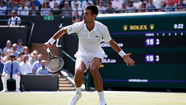 Novak Djokovi bhem zpasu tetho kola Wimbledonu
