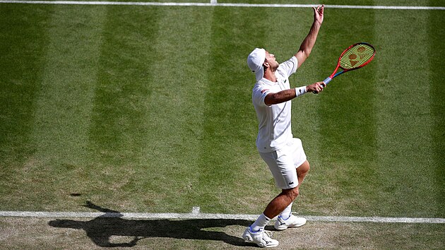 Američan Denis Kudla servíruje v zápase třetího kola Wimbledonu.