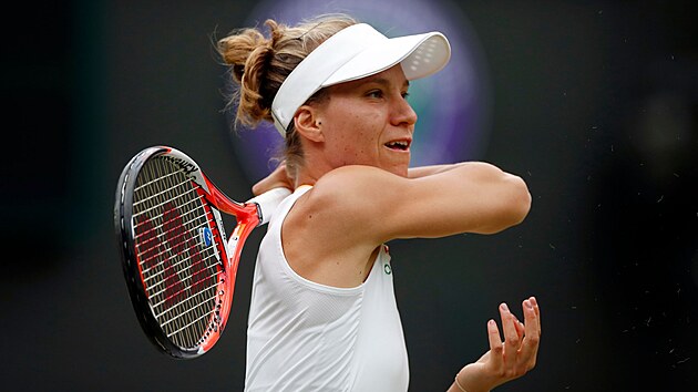 Švýcarka Viktorija Golubicová sleduje hru během čtvrtfinále Wimbledonu.