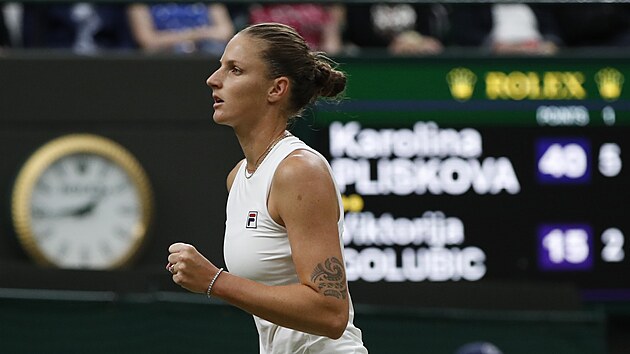 Karolína Plíšková se raduje ze zisku prvního setu ve čtvrtfinále Wimbledonu.