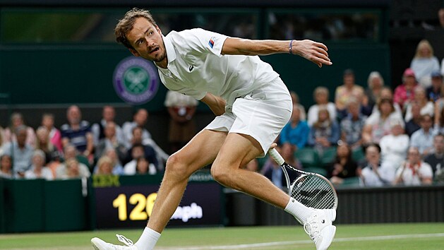 Daniil Medveděv během osmifinále Wimbledonu
