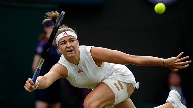 Karolína Muchová se natahuje po balonku ve čtvrtfinále Wimbledonu.