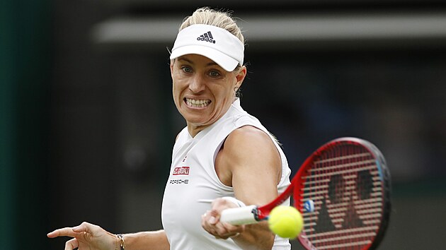Angelique Kerberová se snaží odehrát balonek ve čtvrtfinále Wimbledonu proti...