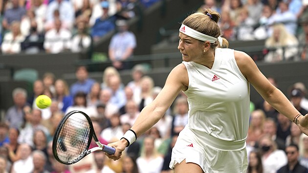 Karolna Muchov returnuje ve tvrtfinle Wimbledonu.