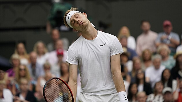 Denis Shapovalov lituje ztracen vmny v semifinle Wimbledonu.