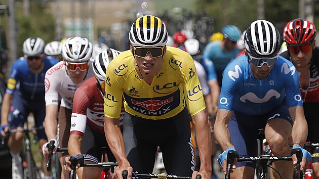 Mathieu van der Poel vede skupinu uprchlíků v sedmé etapě Tour de France.
