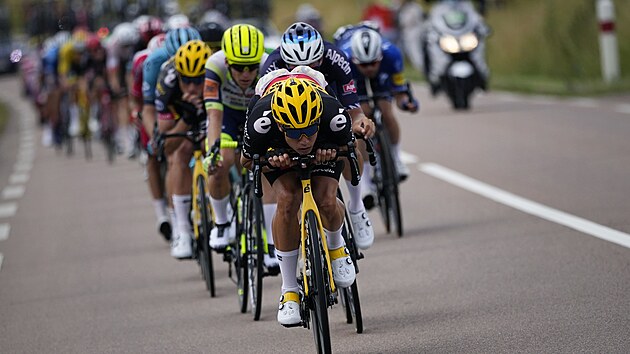 Wout van Aert vede skupinu uprchlk v sedm etap Tour de France.