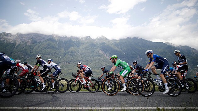 Peloton po startu dest etapy Tour de France.