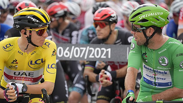Tadej Pogačar v diskuzi s Markem Cavendishem před startem desáté etapy Tour de France.