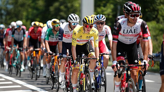 Tadej Pogaar za svmi tmovmi kolegy bhem dest etapy Tour de France.
