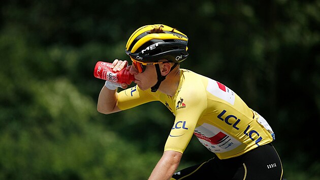 Tadej Pogačar se občerstvuje v desáté etapě Tour de France 2021.