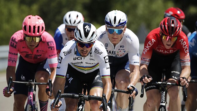 Julian Alaphilippe vede skupinu uprchlíků ve dvanácté etapě Tour de France.