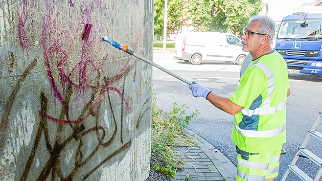 Specializovan firma odstrauje v eskch Budjovicch graffiti na jednom z elezninch podjezd.