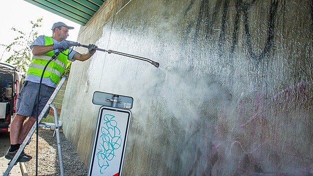 Specializovaná firma odstraňuje v Českých Budějovicích graffiti na jednom z železničních podjezdů.