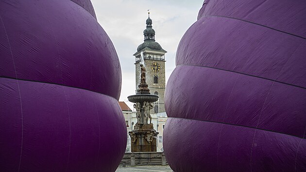 Balonáři nafukují horkovzdušné balony na náměstí Přemysla Otakara II. v Českých Budějovicích.