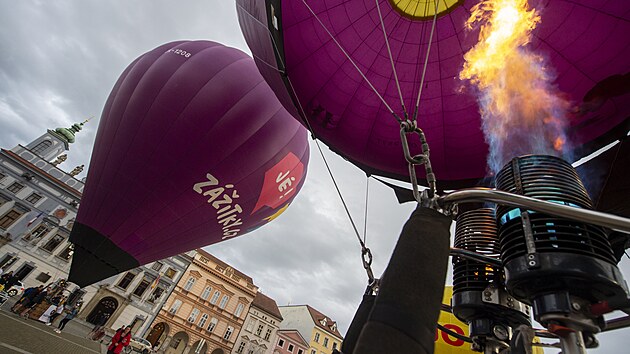 Balonáři nafukují horkovzdušné balony na náměstí Přemysla Otakara II. v Českých Budějovicích.