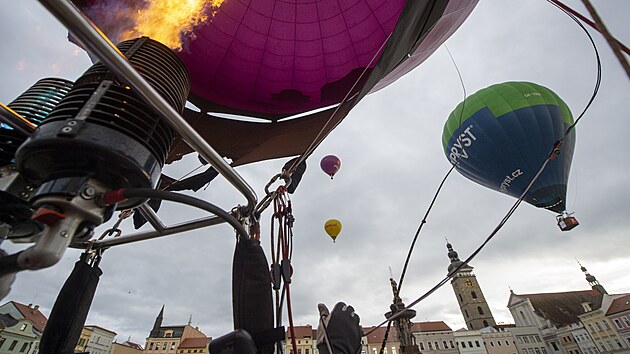 Hudebníci Matěj Ruppert, Roman Holý a Tereza Černochová při letu horkovzdušným balonem odehráli nad Českými Budějovicemi a okolím téměř hodinový koncert.
