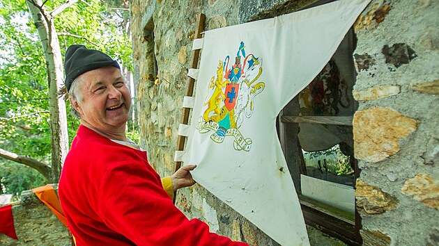 Jan vec si s kamardy postavili u Kvskovic hrad. Nechyb mu ani erb nebo zstava.