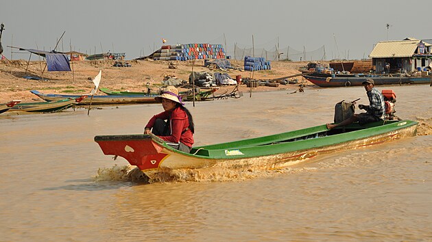 Příjezd k plovoucí vesnici na jezeře Tonle Sap Lake vede z města po řece Siem Reap.