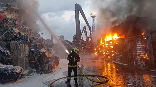 Hasiči zasahují u požáru autovrakoviště v Ostravě-Mariánských Horách. (5. července 2021)
