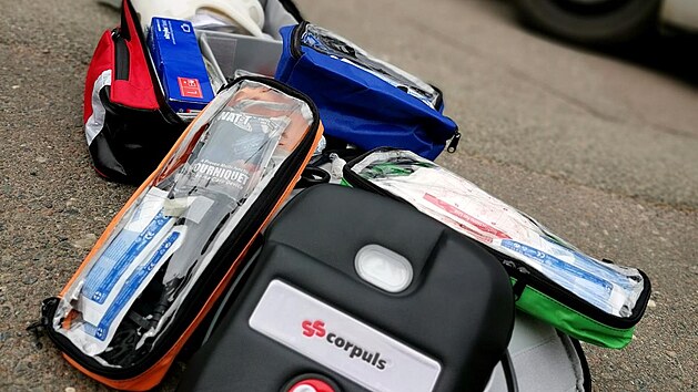 Automatický externí defibrilátor (AED) dokáže ovládat i laik. Teď ho dostanou do výbavy i policisté.