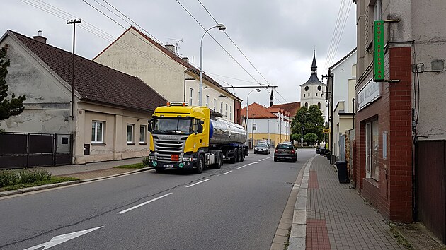 Nově bude muset veškerá kamionová doprava jezdit po dálnici přes Opatovice nad Labem.