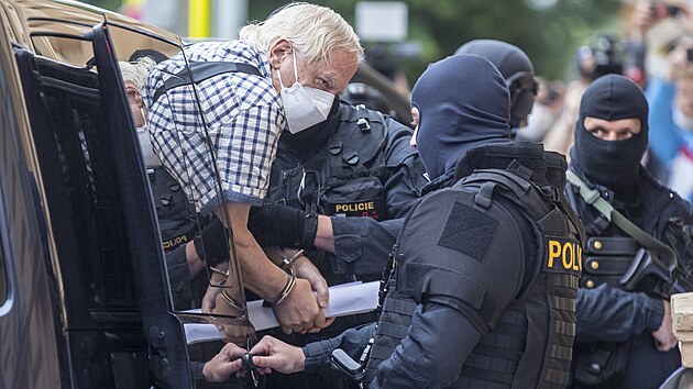 Obvodn soud pro Prahu 2 rozhoduje o vazb pro stelce Jiho Dvoka, kterho policie obvinila z vrady zamstnankyn adu prce a z dalch trestnch in