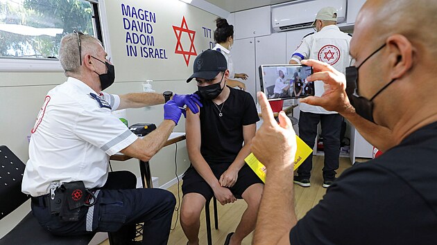 Kampaň cílí na mladé. Izrael kvůli šířící se nakažlivější mutaci covidu apeluje na děti mezi 12 a 15 lety (a jejich rodiče), aby se také nechaly očkovat.