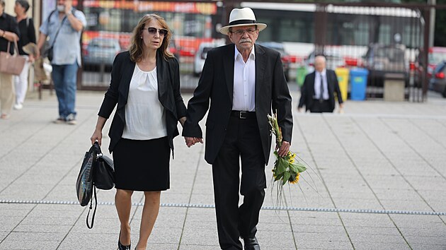 Poslední rozloučení s Vítězslavem Vávrou v pražských Strašnicích. Na snímku je Jaroslav Uhlíř s manželkou Helenou Chladovou. (9. července 2021)