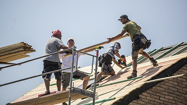 Dobrovolníci staví novou střechu rodinného domku v Mikulčicích. Do takové práce se pustili profesionálové. Původní střecha domu byla zničená po zásahu tornáda. (29. června 2021)