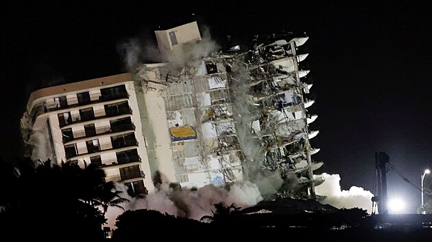 Demolin eta zbourala st dvanctipatrov budovy, kter se na konci ervna ztila v msteku Surfside na Florid. Zbytky obytnho domu odplili zamstnanci pomoc vbunin. (4. ervence 2021)
