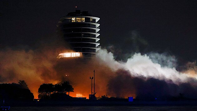 Demolin eta zbourala st dvanctipatrov budovy, kter se na konci ervna ztila v msteku Surfside na Florid. Zbytky obytnho domu odplili zamstnanci pomoc vbunin. (4. ervence 2021)