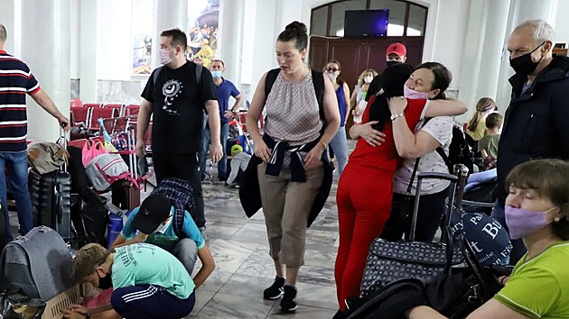 Skupina ruskch diplomat s rodinami opustila Severn Koreu. Po eleznici mila na severovchod zem, kde pekroila hranice. (2. ervence 2021)