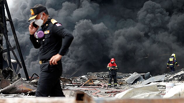 Mohutn exploze v tovrn na pedmst Bangkoku otsla letitnm terminlem a vynutila si evakuaci tisc obyvatel cel oblasti. (5. ervence 2021)