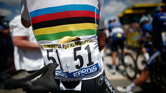 Julian Alaphilippe v dresu mistra světa před startem šesté etapy Tour de France.
