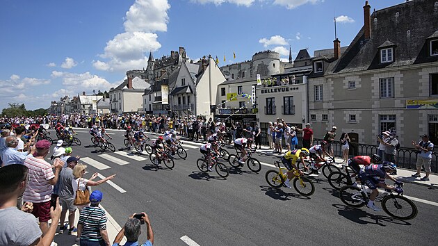 Peloton projd po trase est etapy Tour de France. O ldra Mathieua van der Poela se star i Petr Vako (vpravo).