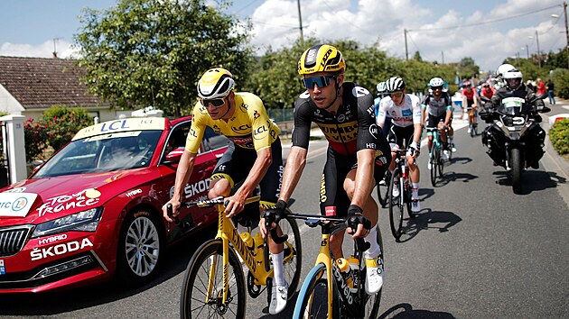 Mathieu van der Poel (vlevo) a Wout van Aert jedou vedle sebe bhem est etapy Tour de France.