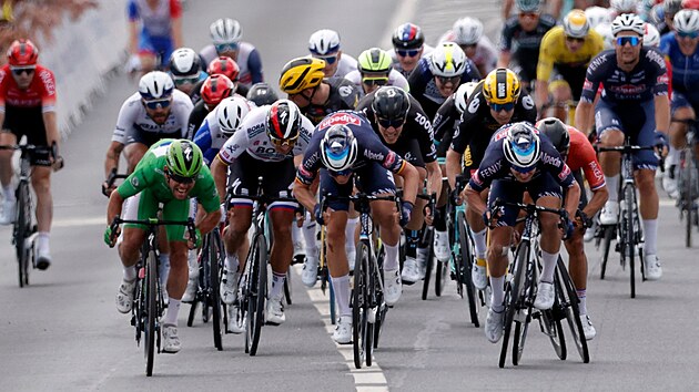 Mark Cavendish (v zeleném) si jede pro vítězství v šesté etapě Tour de France.