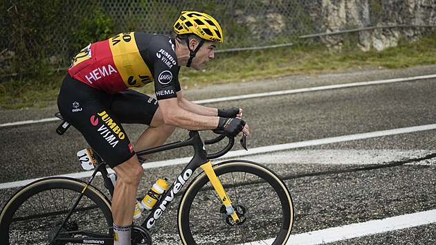 Wout Van Aert se snaží uniknout favoritům během osmé etapy Tour de France.
