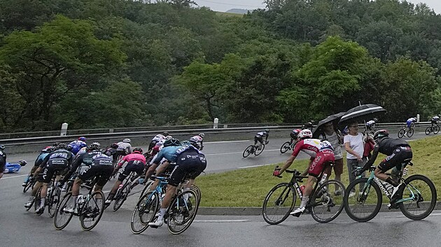 Bhem osm etapy Tour de France silnice skrpl d隝. Na zemi ocitl i Miguel ngel Lpez (zcela vlevo).